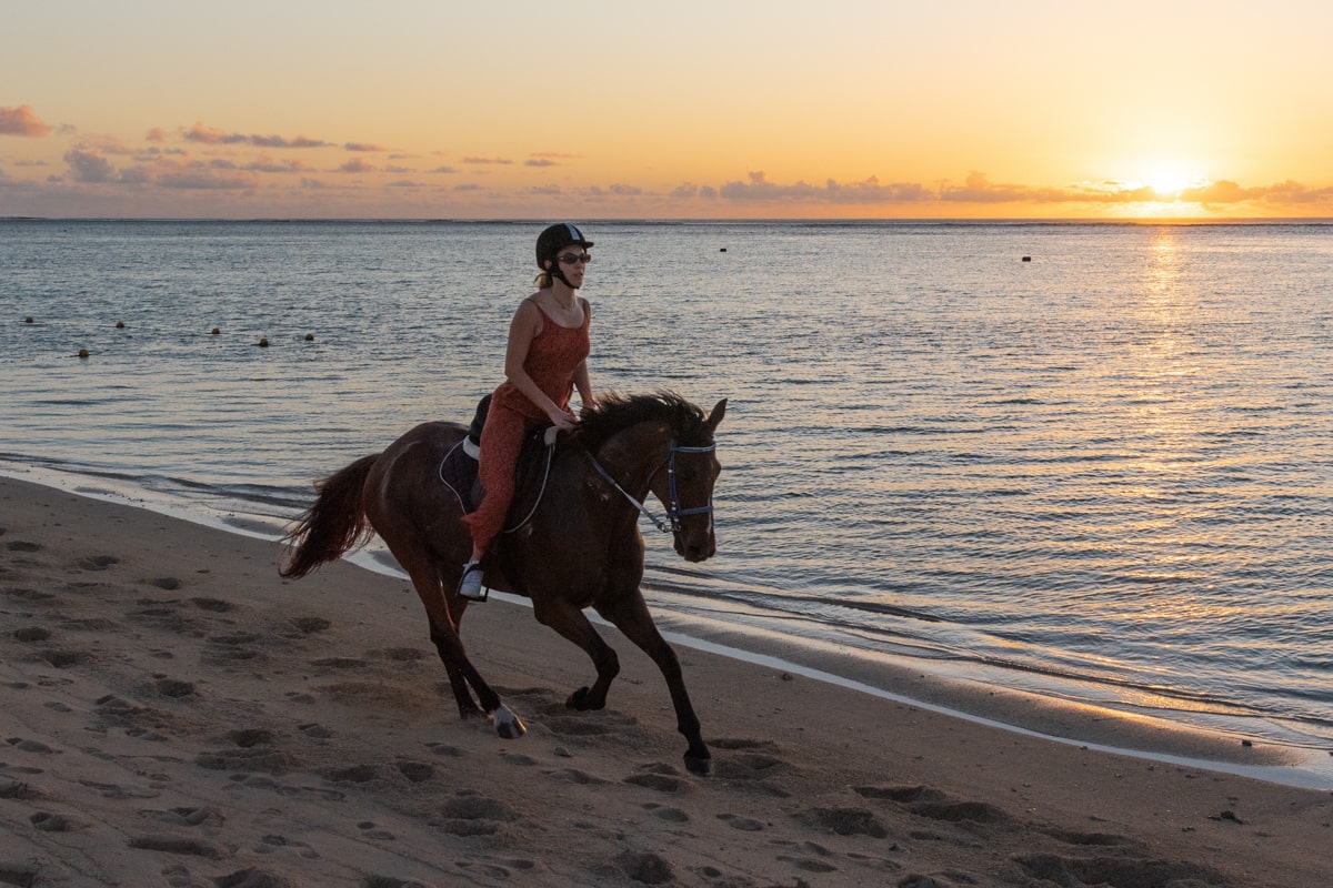 Personne à dos de cheval au galop à Maurice