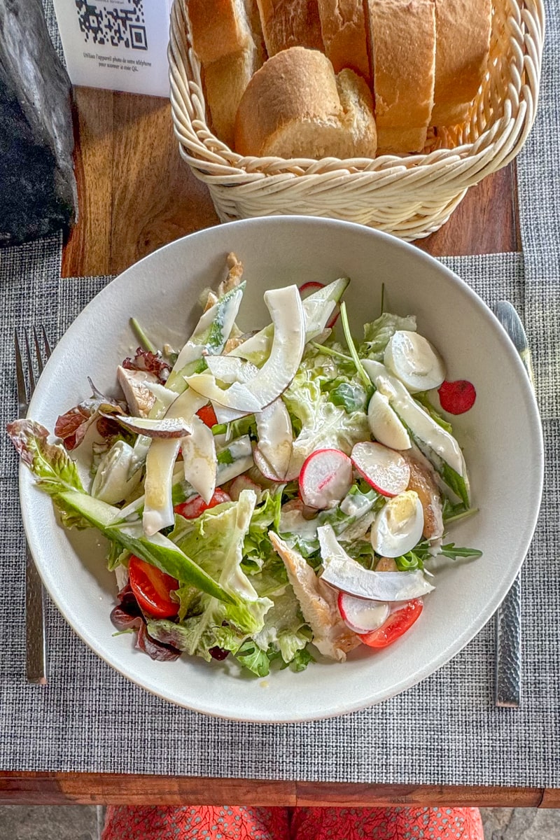 Repas dans un restaurant du Morne Brabant